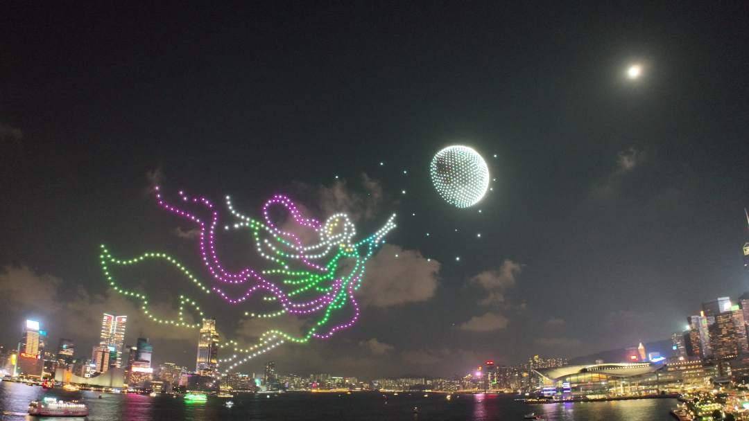 重写后的标题为:光影香江庆祝“双节”!深港首次举办2400架无人机联合飞行表演