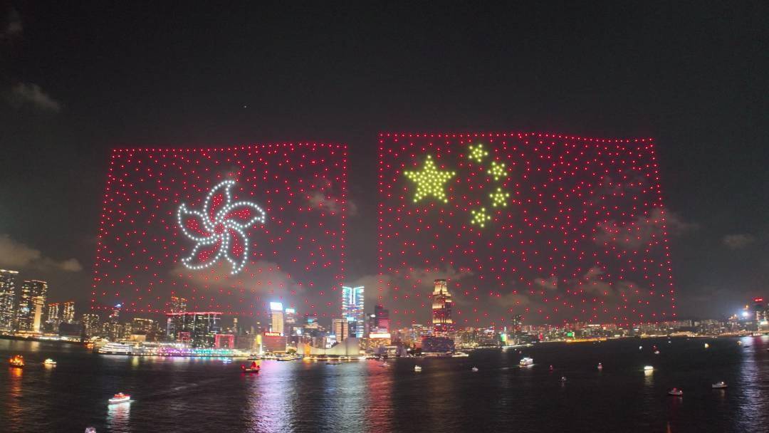 重写后的标题为:光影香江庆祝“双节”!深港首次举办2400架无人机联合飞行表演