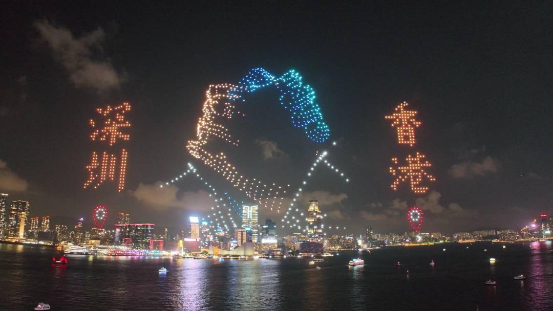 重写后的标题为:光影香江庆祝“双节”!深港首次举办2400架无人机联合飞行表演