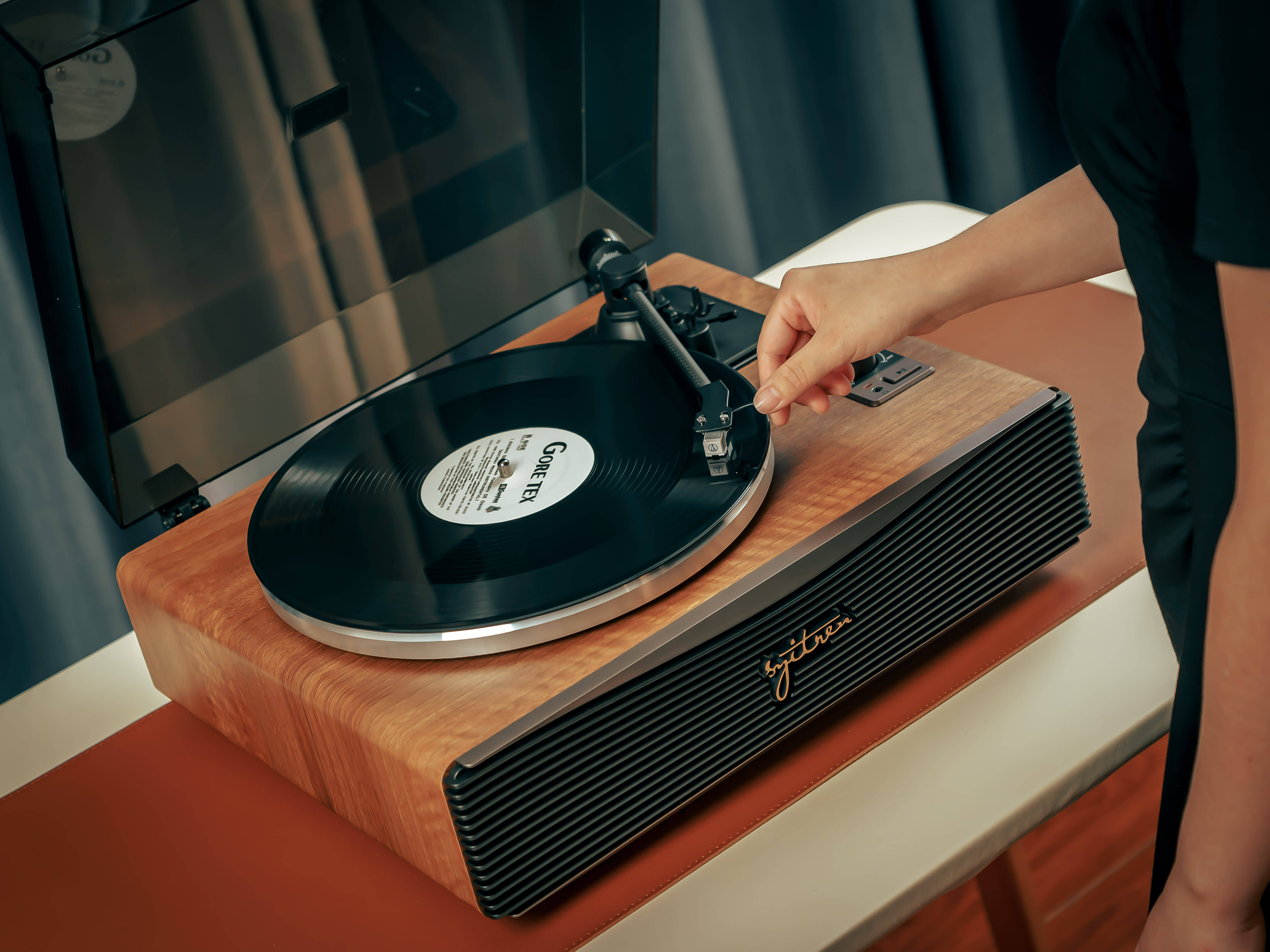 Syitren赛塔林PARON II上手:品味黑胶唱片机独特的复古韵味