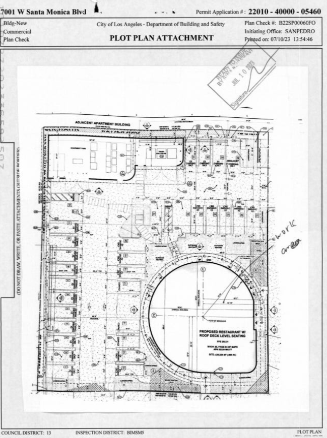 特斯拉推出“汽车影院 & 餐厅”超级充电站,提供电影、食物和充电桩设施