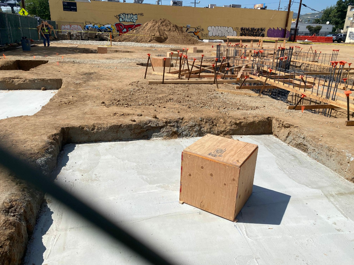 特斯拉推出“汽车影院 & 餐厅”超级充电站,提供电影、食物和充电桩设施