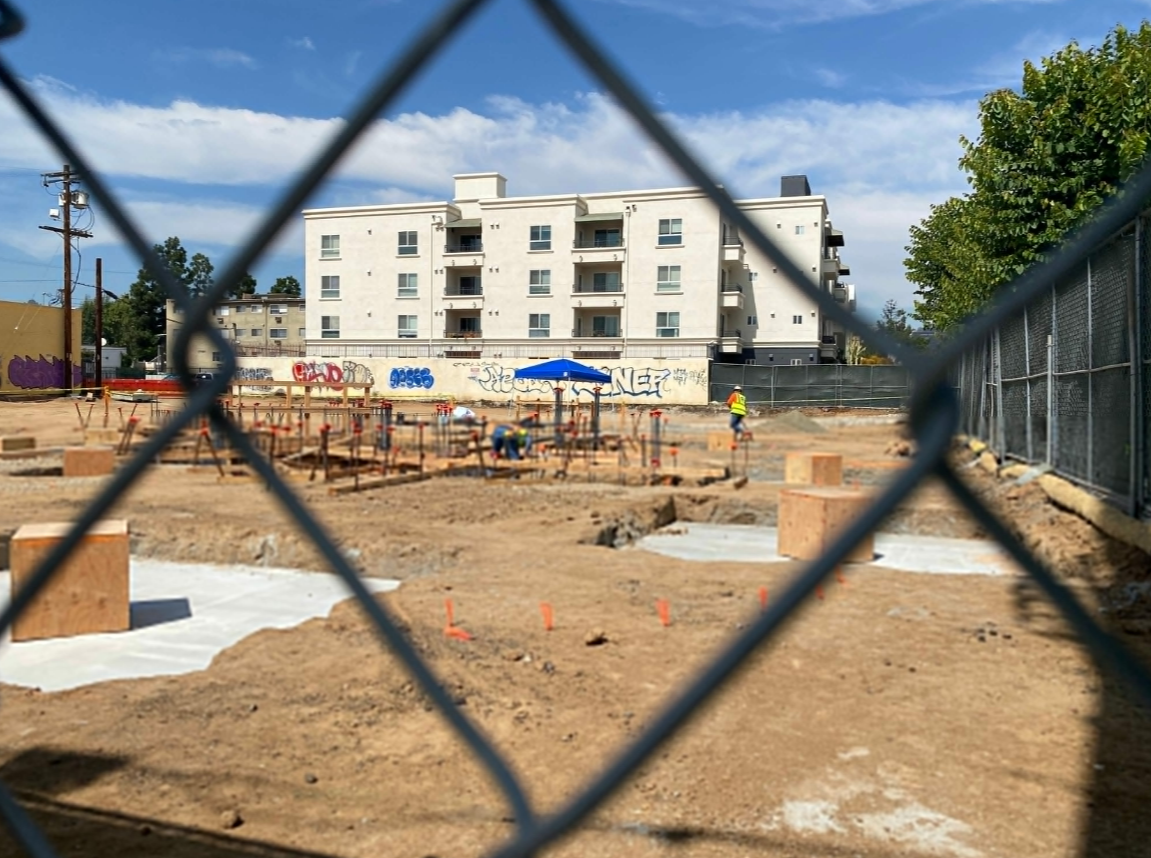 特斯拉推出“汽车影院 & 餐厅”超级充电站,提供电影、食物和充电桩设施