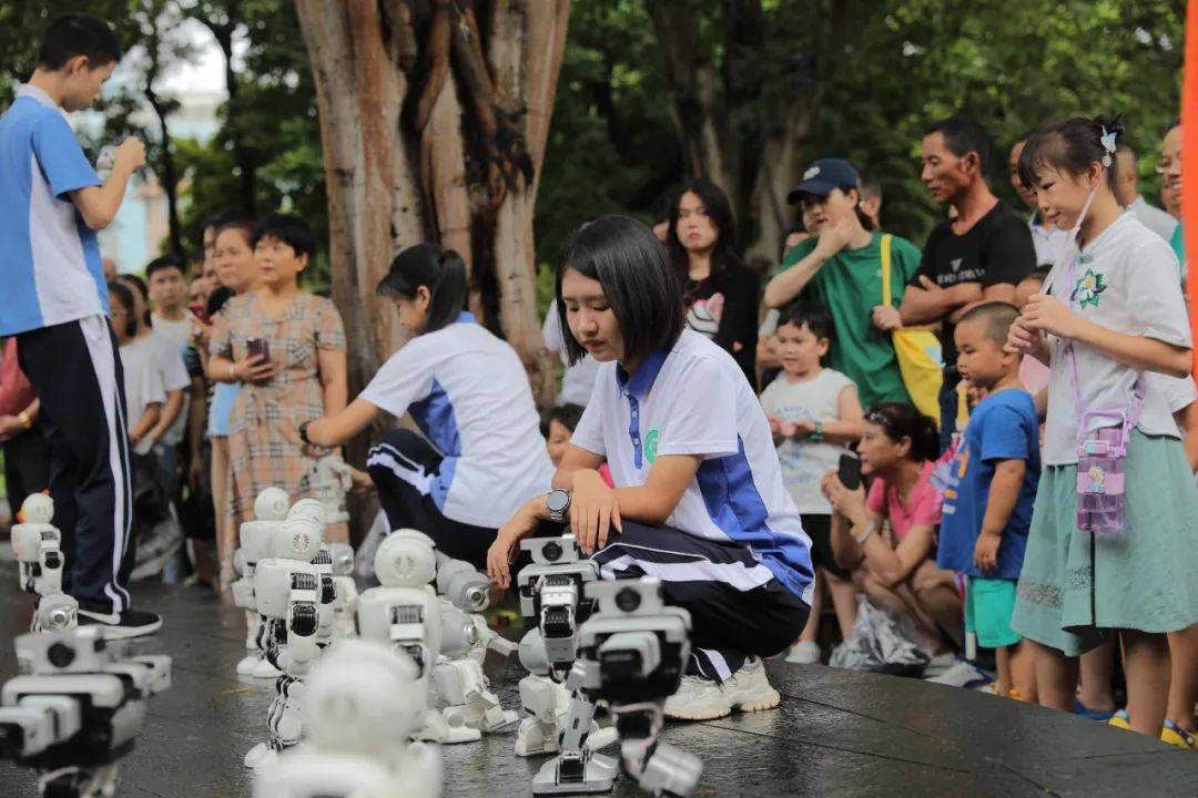突如其来！深圳街头突现大规模机器人群体……