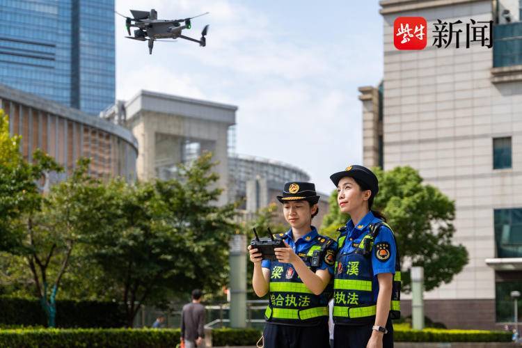 “梁小管”亮相！无锡市中心迎来智能市容巡逻机器人