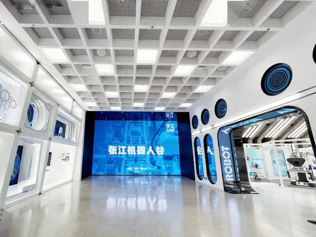 【直击引领区】站得稳、能小跑,还能进工厂“打工”……AI赋能人形机器人“具身智能”发展