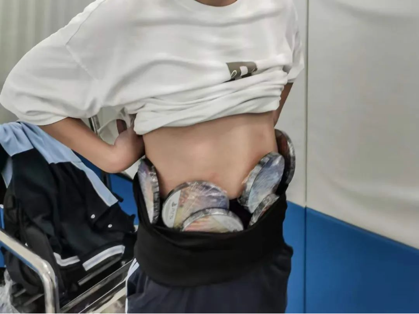 一男子人身绑藏 79 张 PS5 游戏光盘入境被查，均为《NBA 2K24》