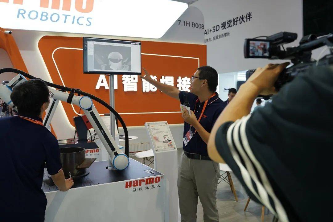 AI+焊接，工博会上的海默机器人“技多不压身”