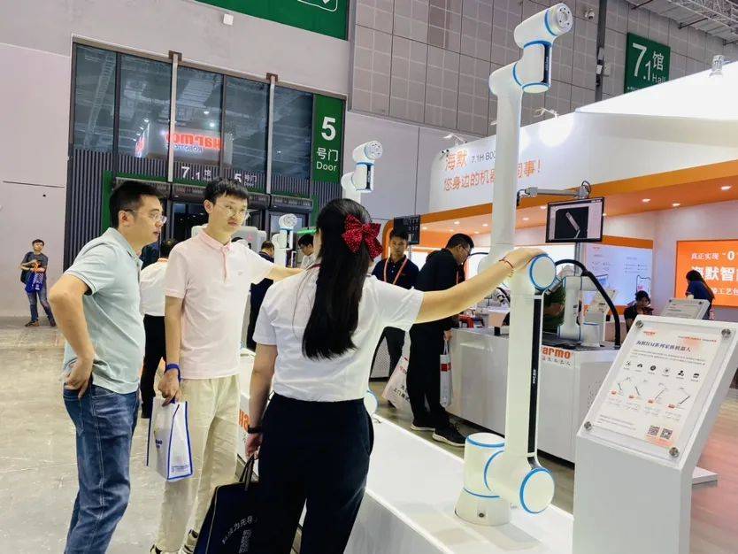 AI+焊接，工博会上的海默机器人“技多不压身”