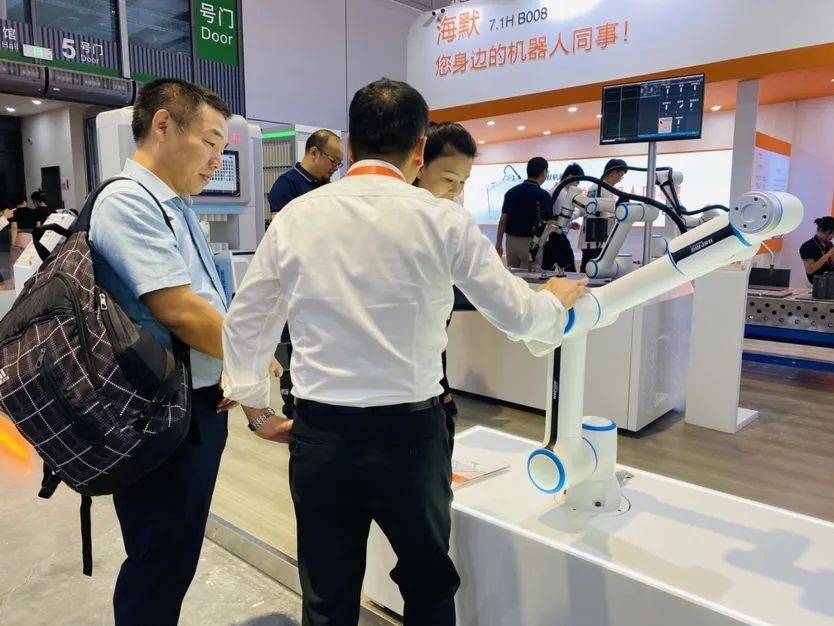 AI+焊接，工博会上的海默机器人“技多不压身”