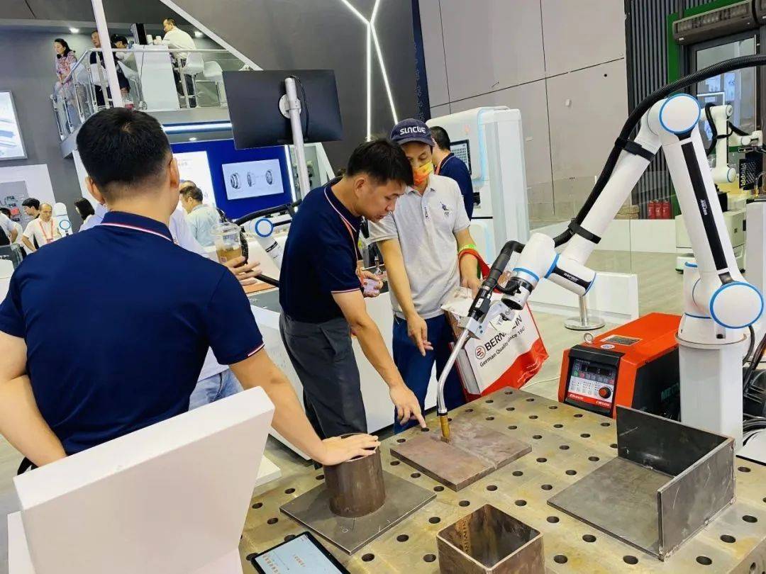 AI+焊接，工博会上的海默机器人“技多不压身”