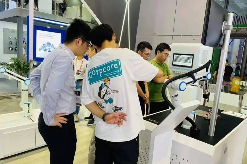 AI+焊接，工博会上的海默机器人“技多不压身”