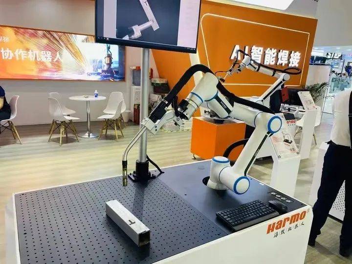 AI+焊接，工博会上的海默机器人“技多不压身”