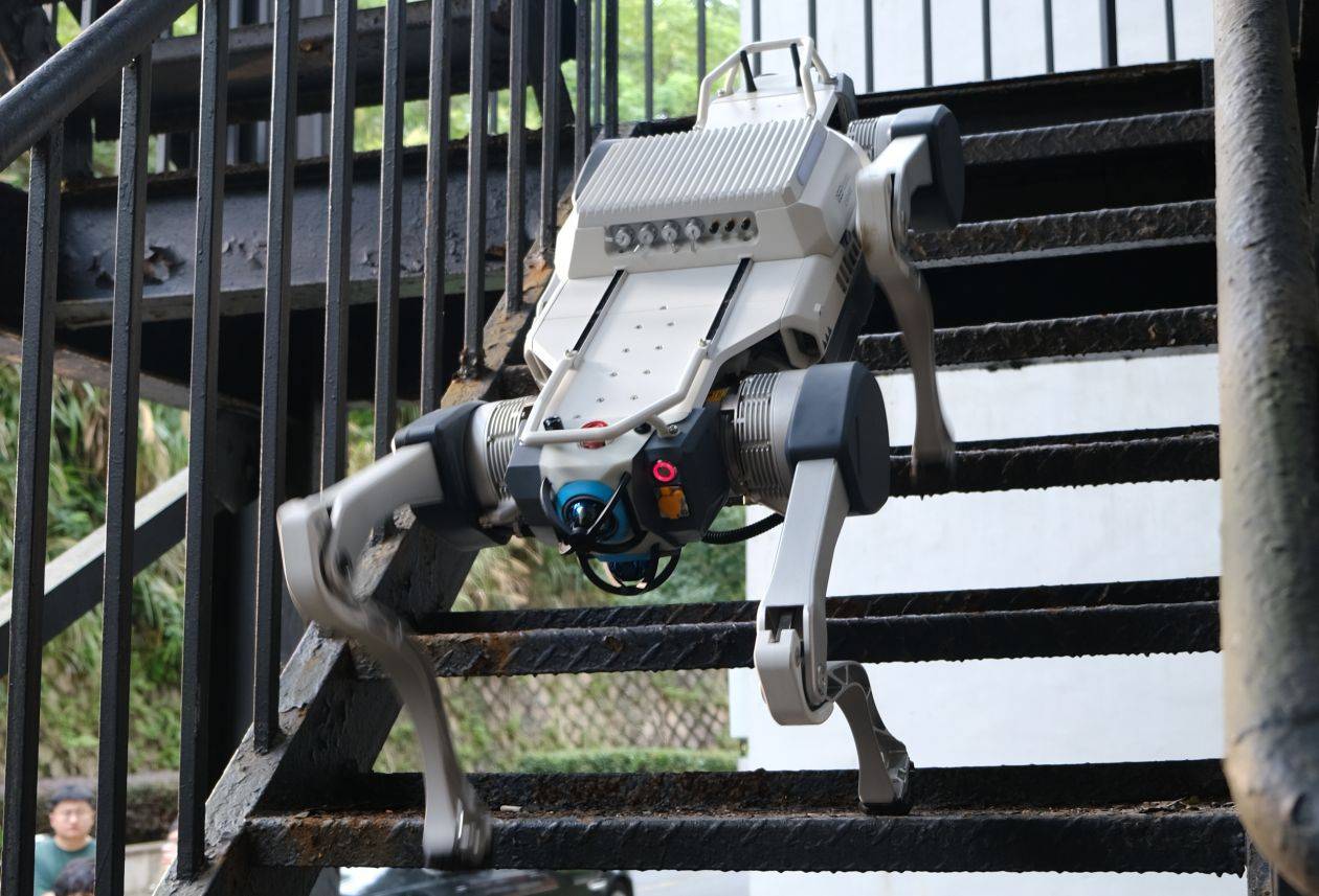 云深处发布行业级四足机器人X30，打破更多场景限制