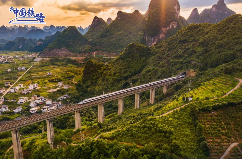 贵广高铁(贵阳-广州)10 月 11 日起最高时速按 300 公里运营,现为 250 公里