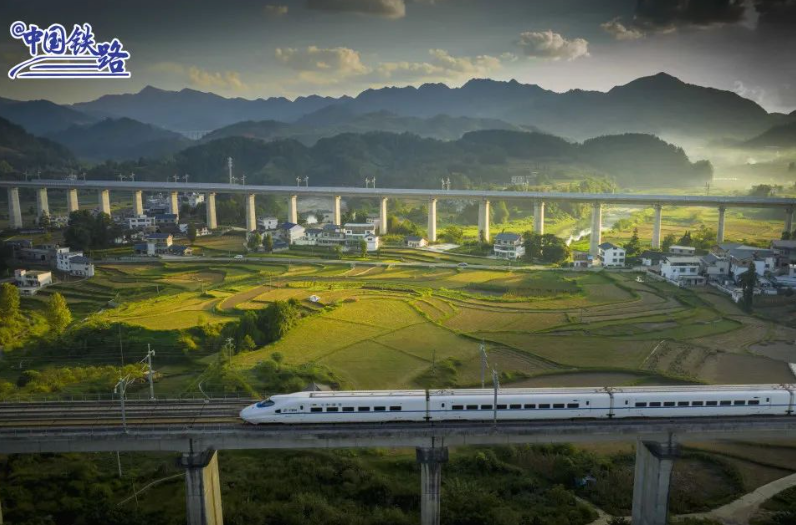 贵广高铁(贵阳-广州)10 月 11 日起最高时速按 300 公里运营,现为 250 公里