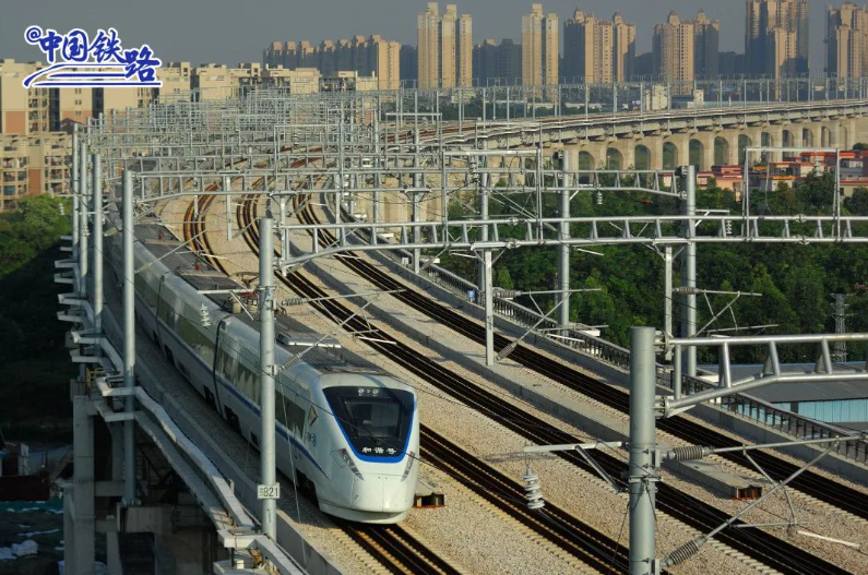 贵广高铁(贵阳-广州)10 月 11 日起最高时速按 300 公里运营,现为 250 公里