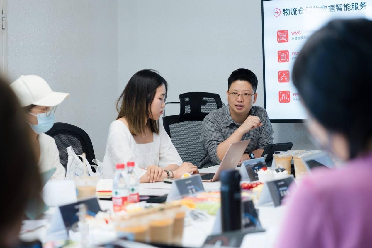 全新品牌升级:炬星科技重新定义AMR机器人,实现软硬服一体化服务