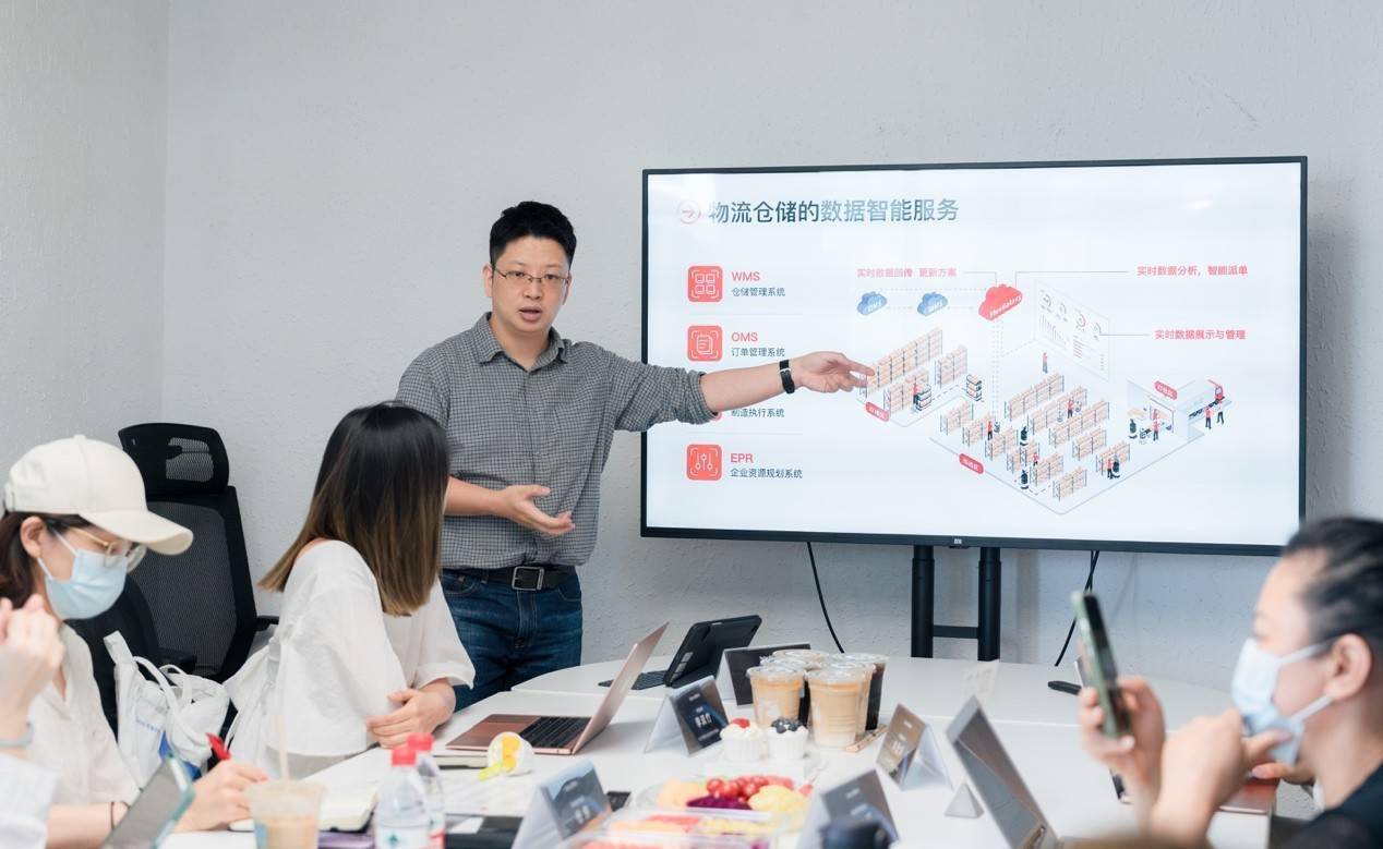 全新品牌升级:炬星科技重新定义AMR机器人,实现软硬服一体化服务