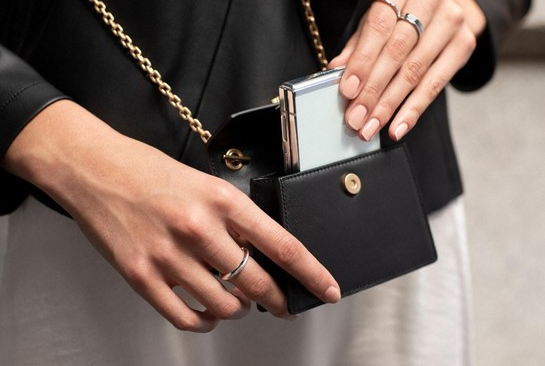 突破技术界限:三星Galaxy Z Flip5折叠屏手机铰链的创新之道