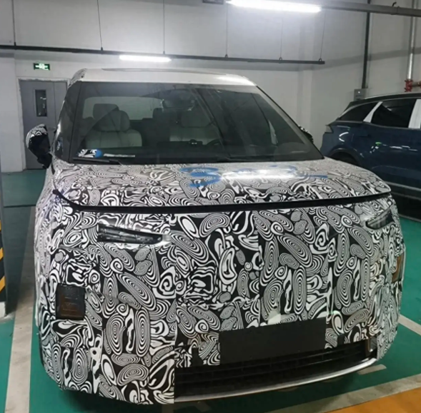 沃尔沃EM90:雷神之锤大灯璀璨亮相