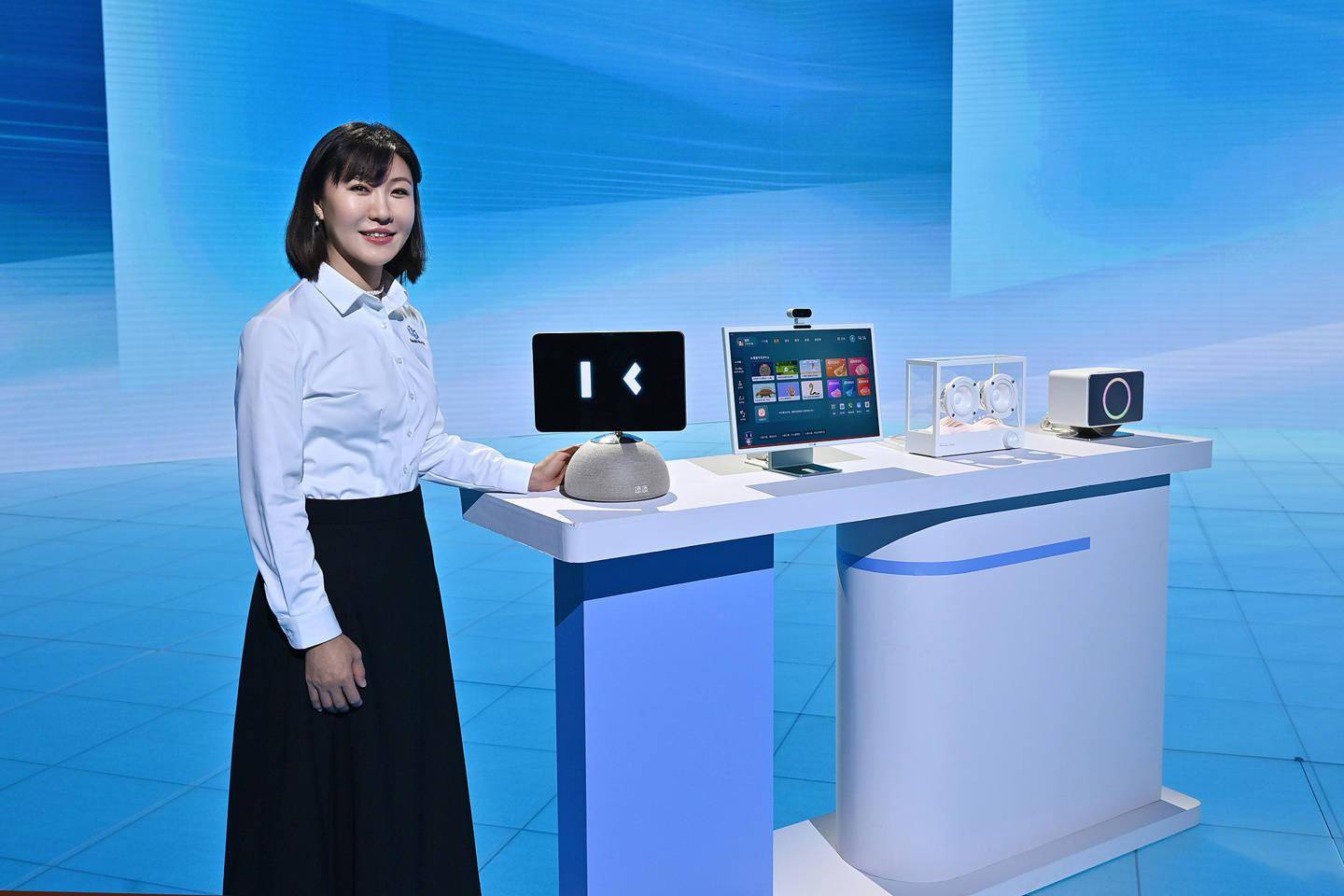 小度添添家庭机器人发布：全面接入文心一言大模型，售价4599元