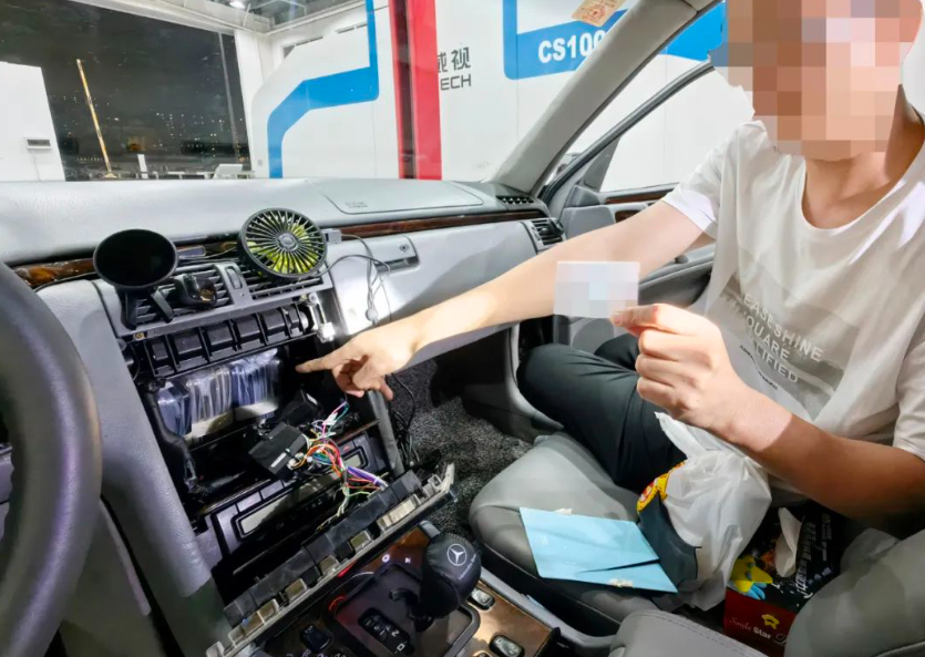 2 辆奔驰走私电子产品被查，中控台藏匿 130 台手机、45 个 CPU