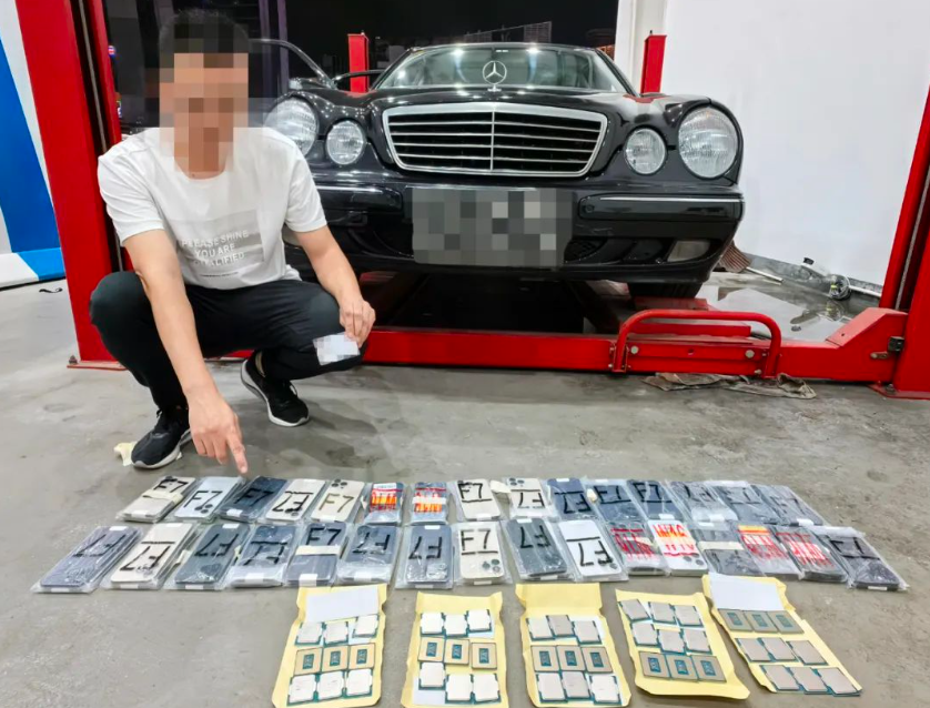 2 辆奔驰走私电子产品被查，中控台藏匿 130 台手机、45 个 CPU