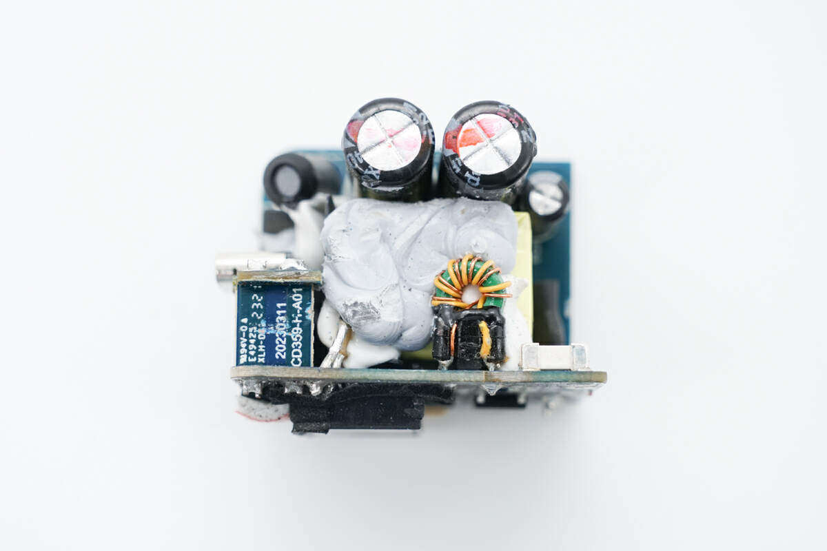 既是充电器也是手办,绿联30W Q湃机器人快充拆解