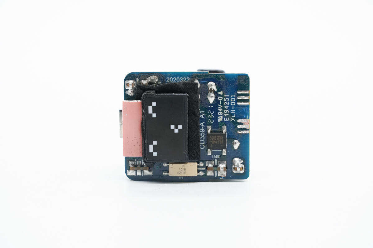 既是充电器也是手办,绿联30W Q湃机器人快充拆解