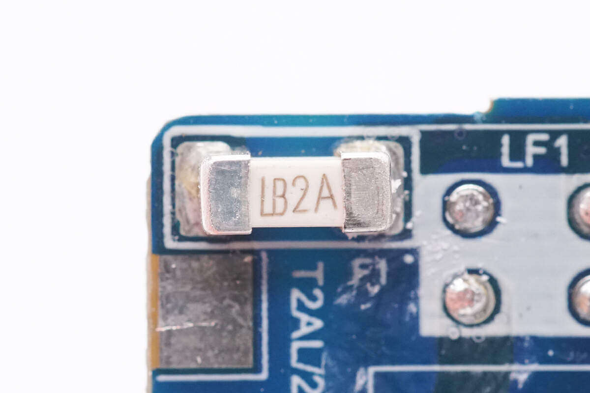 既是充电器也是手办,绿联30W Q湃机器人快充拆解