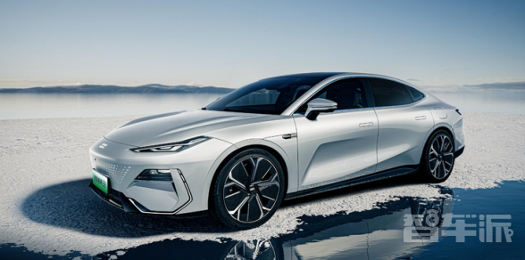 吉利银河E8全球首次亮相：一体式发光前脸揭示外观内饰之美