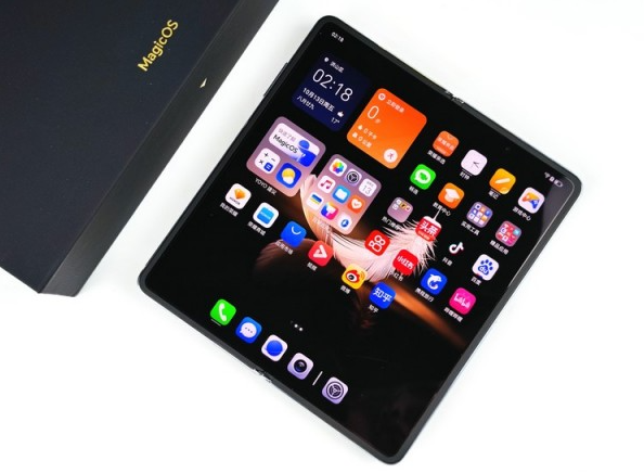 大尺寸内折叠屏手机荣耀Magic Vs2发布