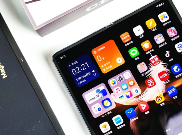 大尺寸内折叠屏手机荣耀Magic Vs2发布