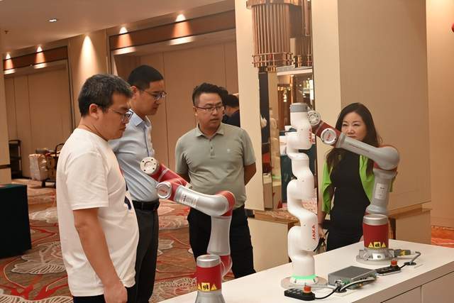 协作机器人如何赋能日化产业智造升级？听听专家怎么说