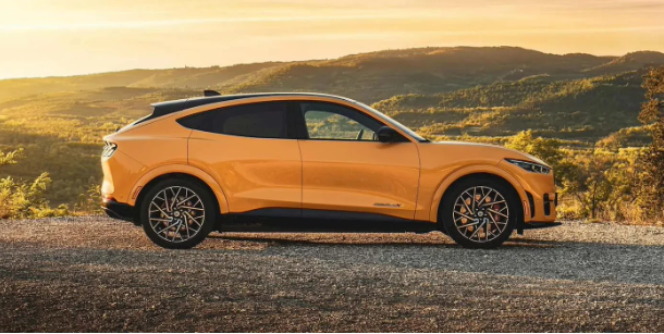 福特野马Mach-E电动车再次召回：高压电池问题引发驾驶安全担忧