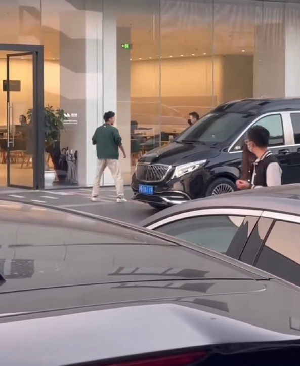 电车市场盛行 王思聪加入理想L9车主行列