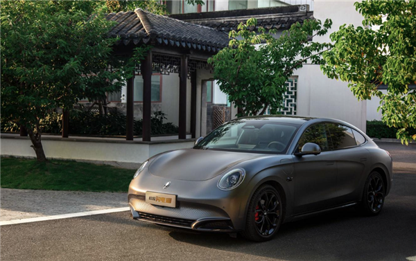 新品上市:欧拉闪电猫暗夜版,内饰豪华且时尚