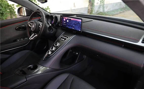 新品上市:欧拉闪电猫暗夜版,内饰豪华且时尚