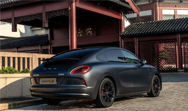 新品上市:欧拉闪电猫暗夜版,内饰豪华且时尚