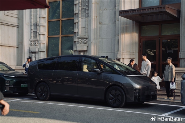 理想汽车设计团队激动亮相:MEGA外观设计首度揭秘