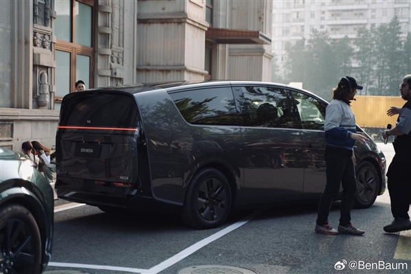 理想汽车设计团队激动亮相:MEGA外观设计首度揭秘