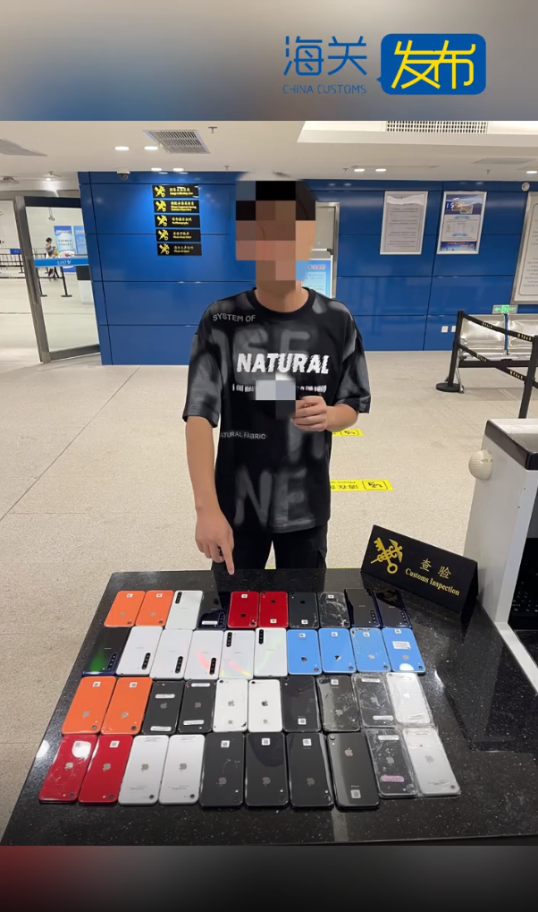 走路姿势异常，2 名游客绑藏 70 台手机进境被查