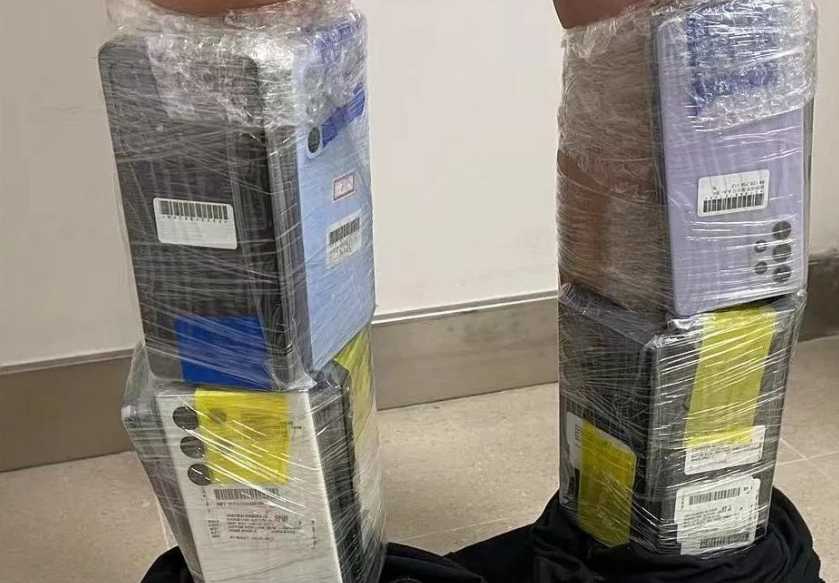 走路姿势异常，2 名游客绑藏 70 台手机进境被查