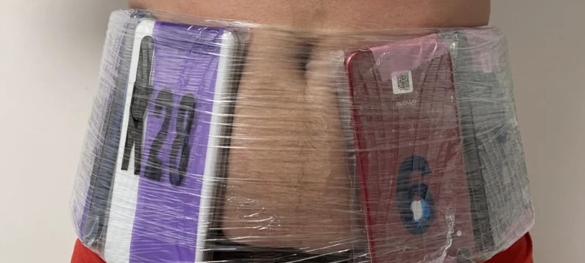 走路姿势异常，2 名游客绑藏 70 台手机进境被查