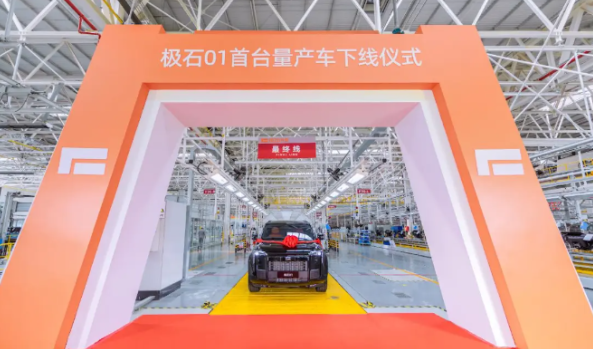 极石01中型SUV:新能源竞争格局再次升级