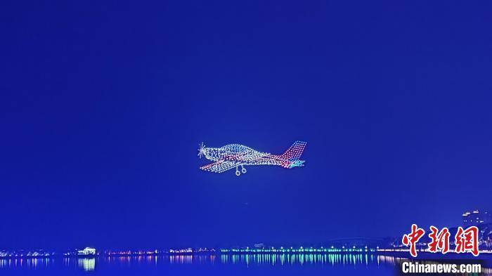 千架无人机在江西共青城上空表演灯光秀