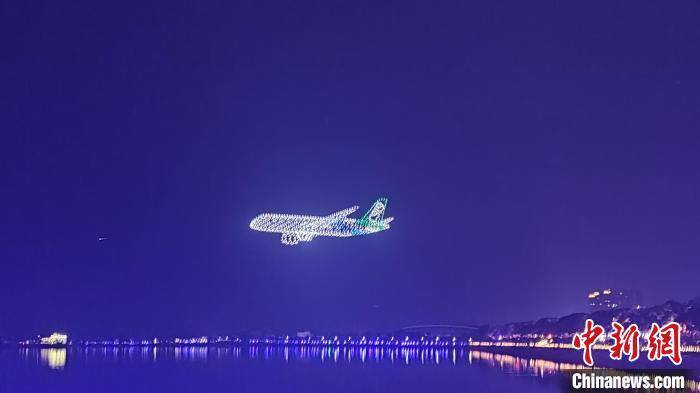 千架无人机在江西共青城上空表演灯光秀