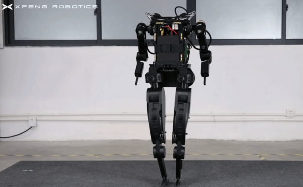 小鹏推出双足智能机器人 何小鹏:车企的未来是机器人