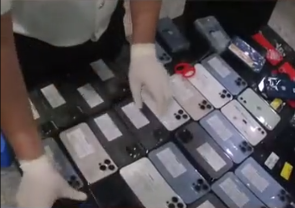 神色慌张 + 步态异常,2 名旅客身藏 106 台手机入境被查